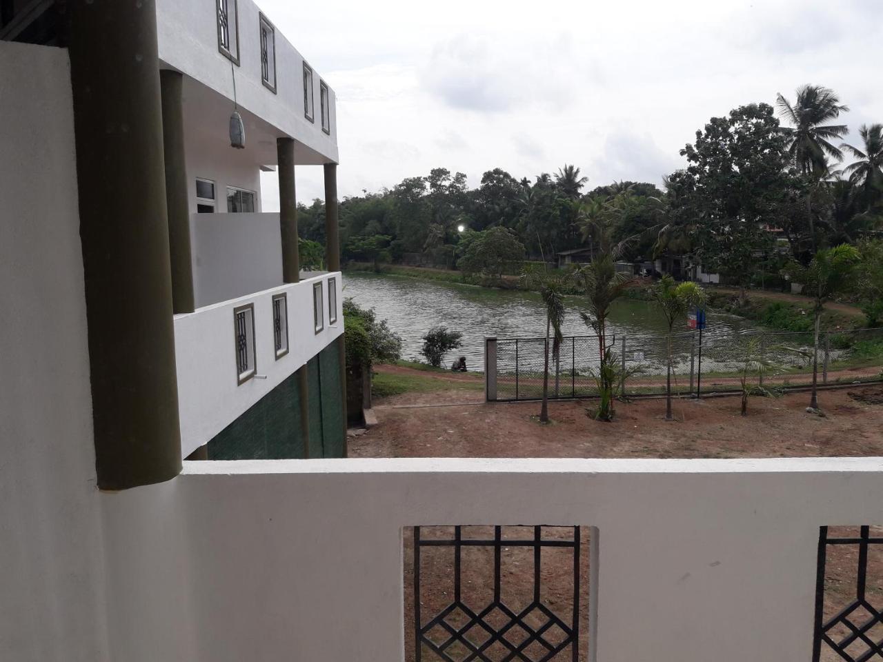 Kanora Lake Resort Maharagama Extérieur photo